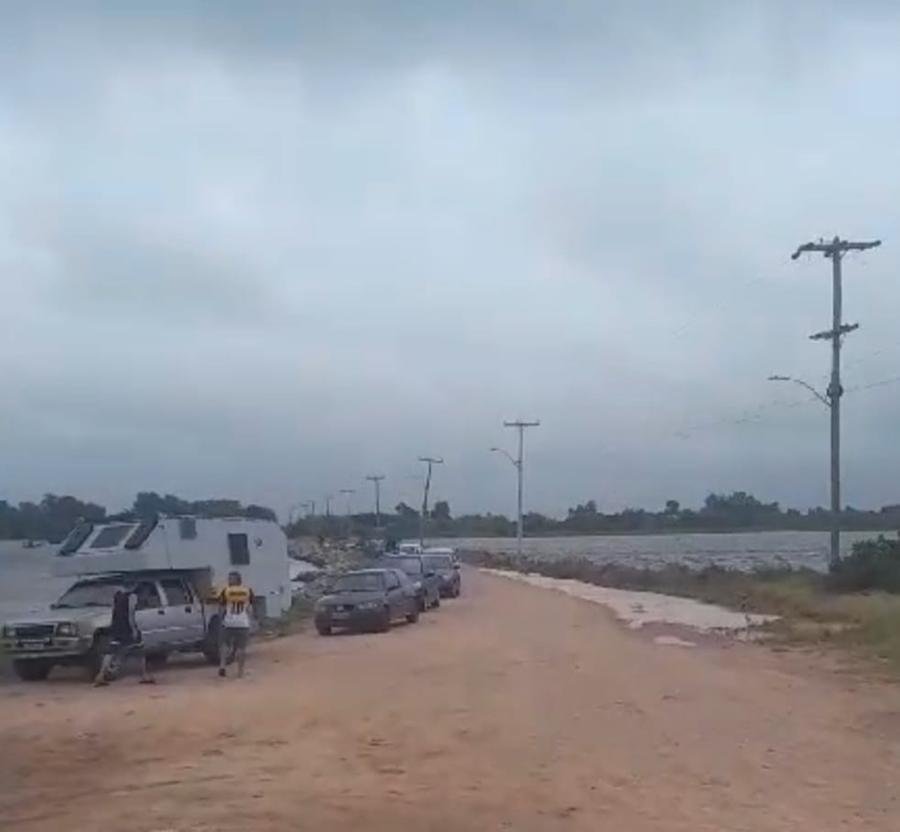 Os ve&iacute;culos tiveram que esperar algumas horas na Ilha dos Marinheiros antes de chegarem ao continente
