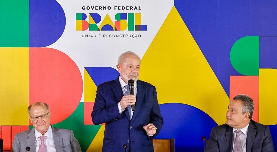 Lula disse que deixou de usar chapeu para esconder a cicatriz na nuca