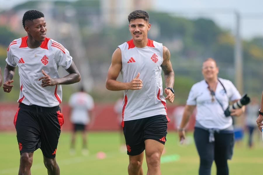R&ocirc;mulo, correndo ao lado de Vit&atilde;o, aguarda um desfecho das negocia&ccedil;&otilde;es com o Tigres