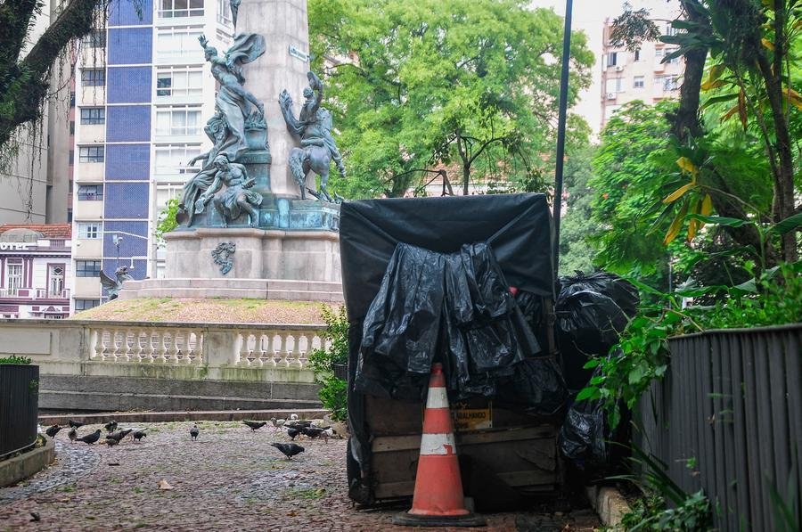 Pra&ccedil;as do Centro de Porto Alegre mal cuidadas