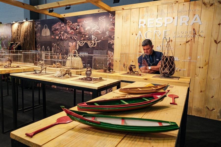 o artesanato &eacute; elaborado com 18 tipos de materiais retirados da natureza