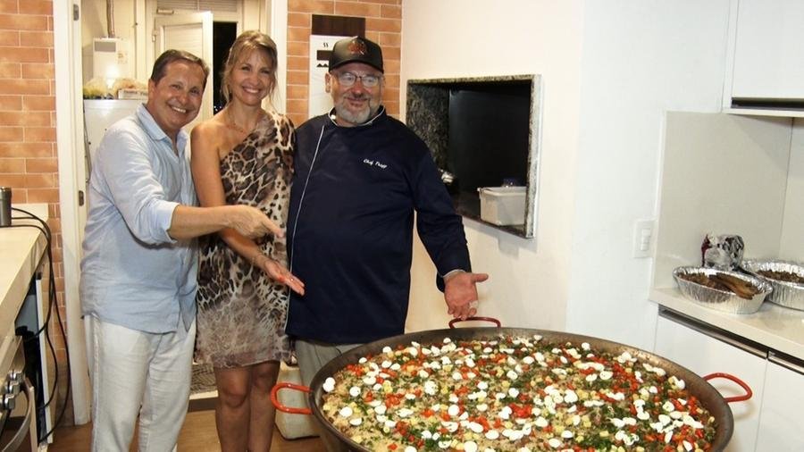Ivan e Adriana Mor&eacute; Pacheco com o chef Jos&eacute; Trapp junto &agrave; Paella de frutos do mar
