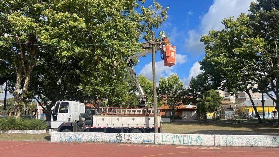 Al&eacute;m da instala&ccedil;&atilde;o de l&acirc;mpadas foram realizadas a manuten&ccedil;&atilde;o da ilumina&ccedil;&atilde;o na pra&ccedil;a D&iacute;dio Duh&aacute;, a coloca&ccedil;&atilde;o de postes, a troca de lumin&aacute;rias entre outras a&ccedil;&otilde;es