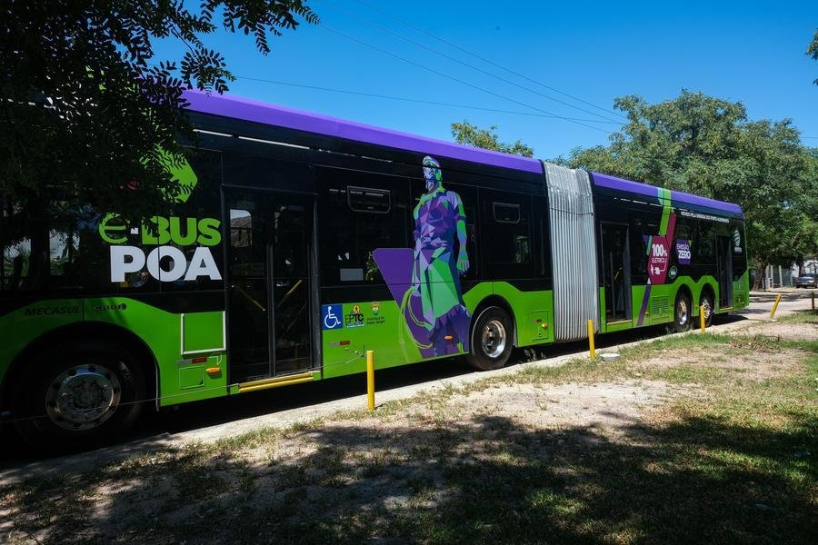 O e-Bus Articulado possui 21,5 metros de comprimento e tem a capacidade de acomodar 140 passageiros