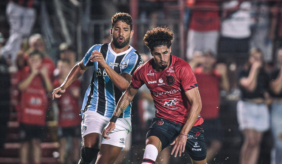 Foi a primeira partida oficial de Quinteros no comando do Gr&ecirc;mio