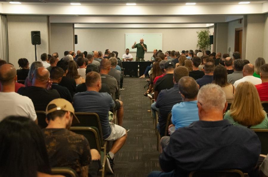 A Associa&ccedil;&atilde;o Ga&uacute;cha de Estampadores de Placas de Identifica&ccedil;&atilde;o Veicular (AGAFAPV) se re&uacute;ne com seus associados no Hotel Ritter para discutir sobre a recente retirada de uma Portaria do Detran referente a emplacamentos e a cobran&ccedil;as de taxas abusivas por n&atilde;o-associados para esse servi&ccedil;o no Estado do RS