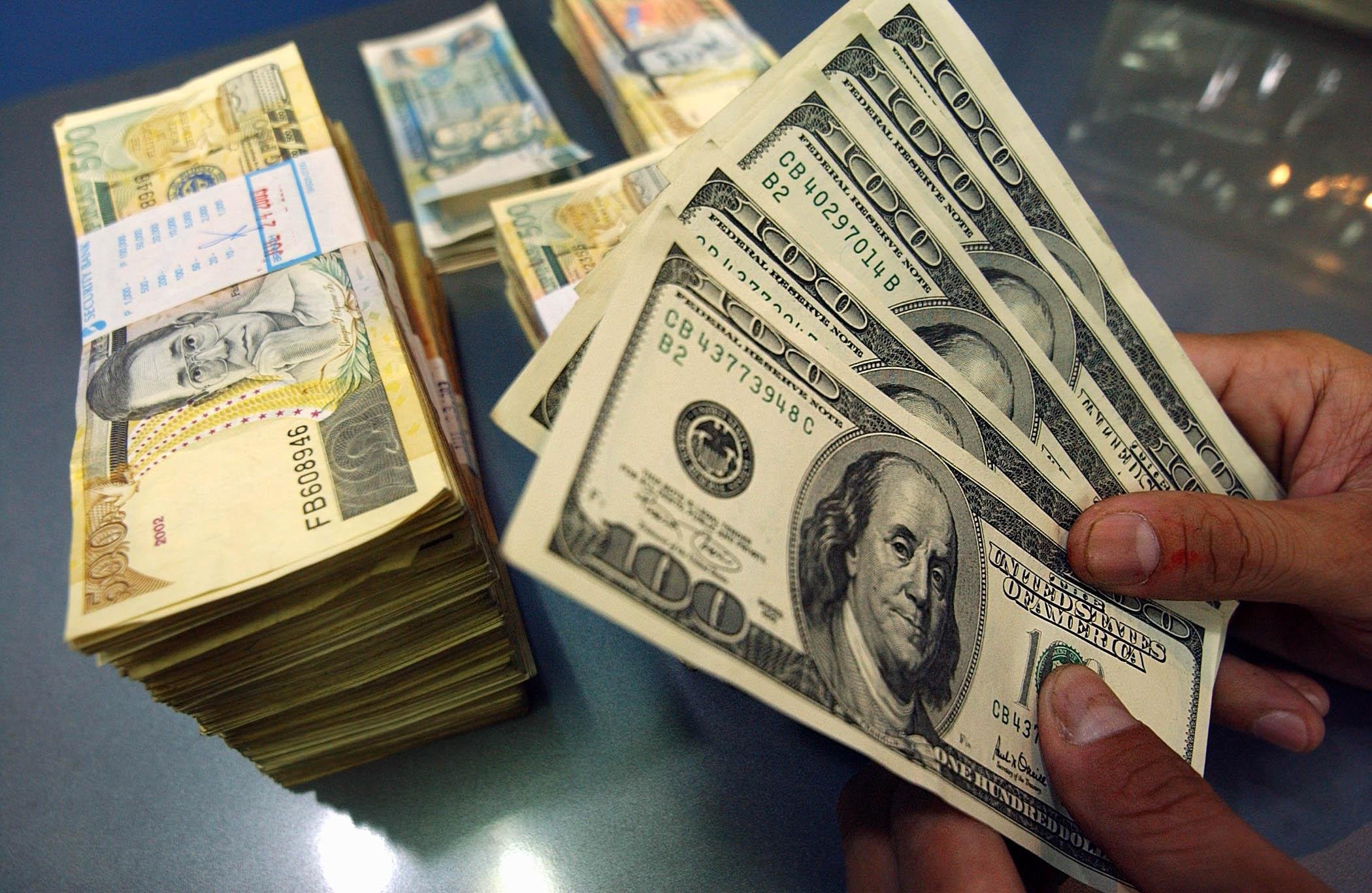 D&oacute;lar emendou o terceiro preg&atilde;o consecutivo de baixa nesta segunda-feira