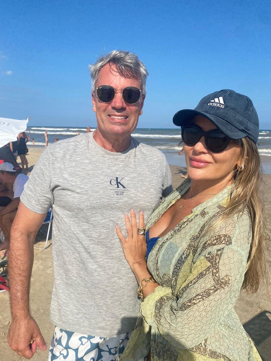 Marcelo Becker e D&eacute;bora Mar&ccedil;al na praia de Atl&acirc;ntida