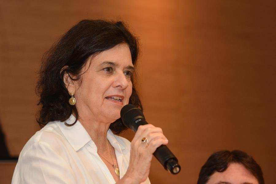 A Ministra refor&ccedil;ou que o PMAE &eacute; fruto da parceria com secret&aacute;rios de sa&uacute;de estaduais e municipais, governadores e gestores do SUS