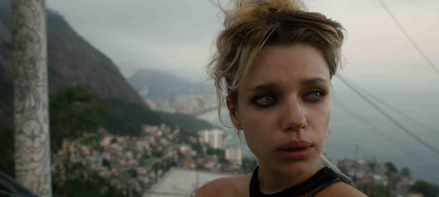 Mostra de Tiradentes 2025 homenageia a atriz Bruna Linzmeyer, um dos nomes mais representativos de sua gera&ccedil;&atilde;o. Com uma carreira marcada pela coragem e versatilidade, Bruna transita entre o cinema independente e produ&ccedil;&otilde;es televisivas de grande alcance. Nascida em Santa Catarina, come&ccedil;ou sua trajet&oacute;ria art&iacute;stica aos 16 anos, quando se mudou para S&atilde;o Paulo para estudar teatro. Estreou na televis&atilde;o em 2010, na s&eacute;rie "Afinal, o que Querem as Mulheres?", de Luiz Fernando Carvalho, e acumula pap&eacute;is marcantes em novelas como "Gabriela" (2012), "Amor &agrave; Vida" (2013) e "Pantanal" (2022).
