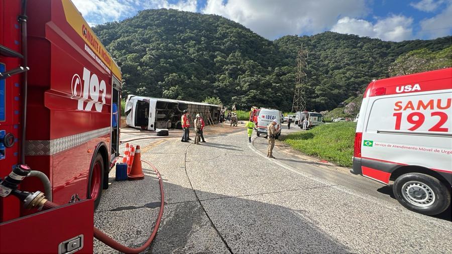 O &ocirc;nibus tombou no Km 16650, na Serra Dona Francisca em Joinville (SC)