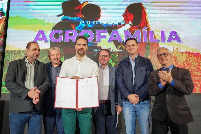 Governador Eduardo Leite (terceiro da esquerda para direita) anunciou recursos para o programa Agrofam&iacute;lia em julho de 2024