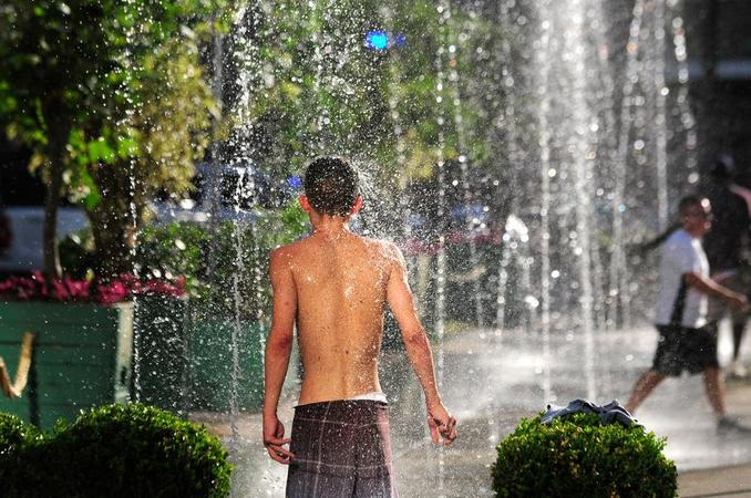 Em Porto Alegre, faz calor e o sol aparece entre nuvens