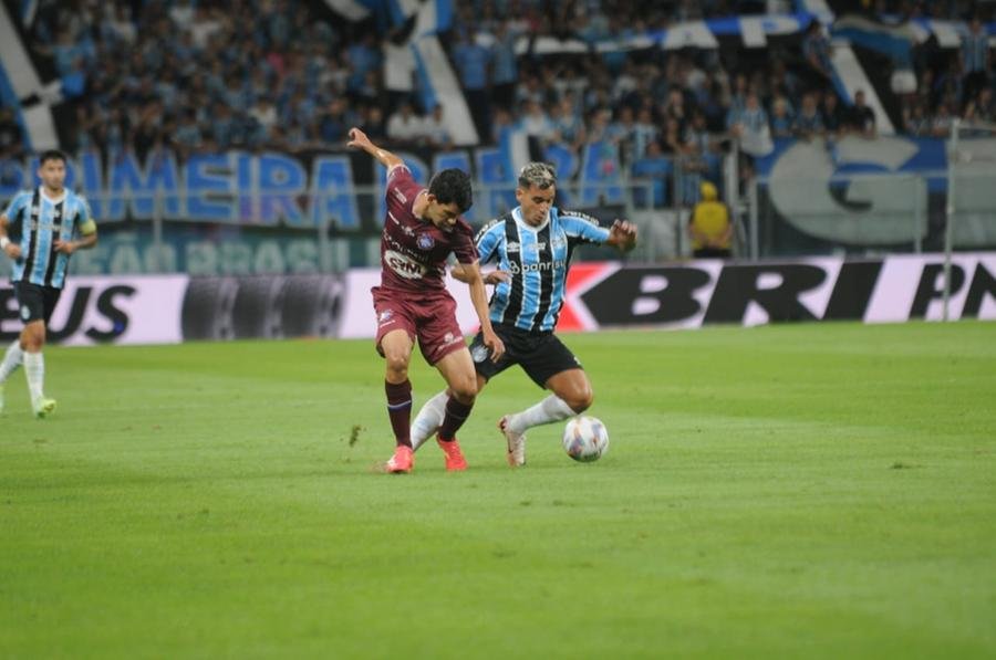 Gustavo Quinteros comanda o primeiro jogo na Arena