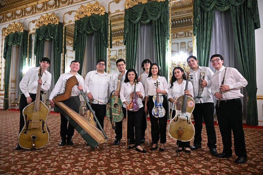 Membros da Orquestra Paraguaia de Reciclados de Cateura se apresentarem para uma plateia dentro da Lancaster House em Londres