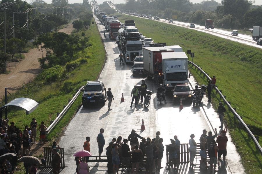 S&atilde;o ao menos 10 km de congestionamento nos dois sentidos da rodovia