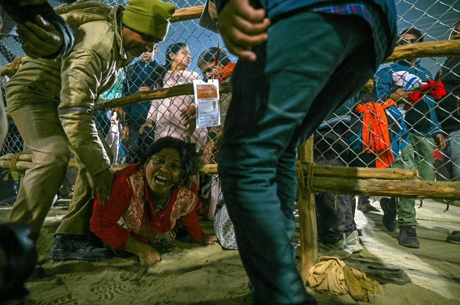 Tumulto provoca 15 mortes no maior encontro religioso do mundo no norte da &Iacute;ndia
