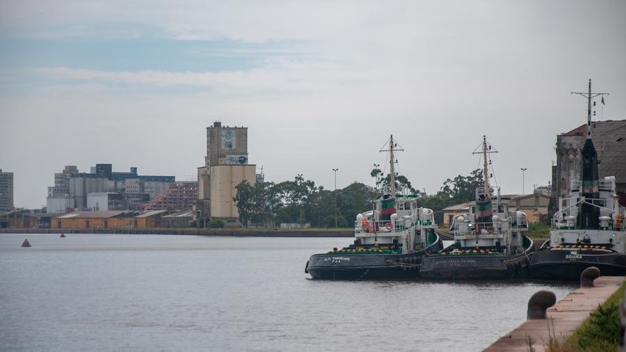 O porto de Porto Alegre est&aacute; sem atividades e sem previs&atilde;o para voltar a operar