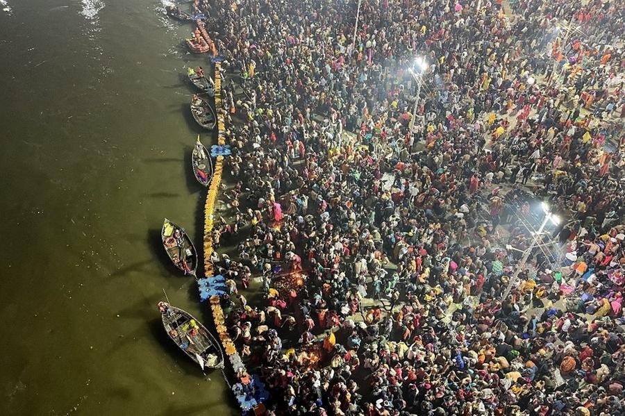 Peregrina&ccedil;&atilde;o hindu de Kumbh Mela deve atrair 400 milh&otilde;es de fi&eacute;is e &eacute; apresentado como a maior concentra&ccedil;&atilde;o humana do planeta