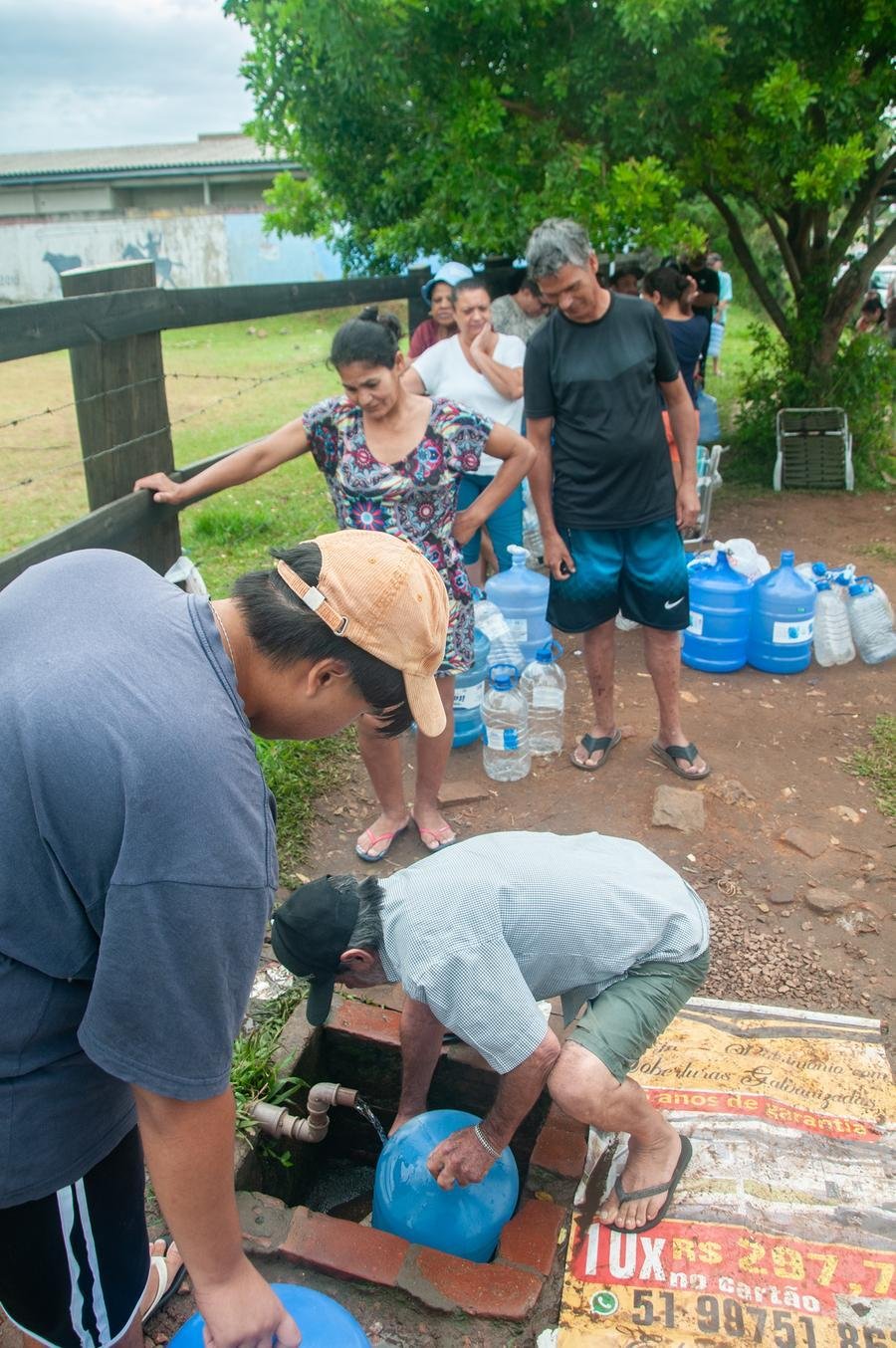 Moradores de bairros da Zona Norte precisaram recorrer a medidas alternativas para levar &aacute;gua para casa