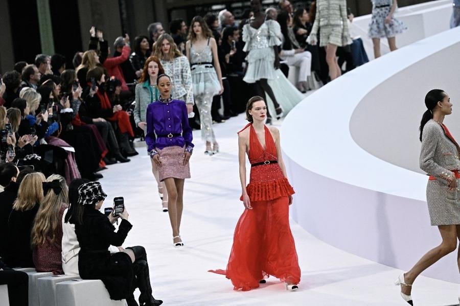 Nesta ter&ccedil;a-feira, 28, a Chanel apresentou sua cole&ccedil;&atilde;o de alta-costura no Grand Palais, em Paris