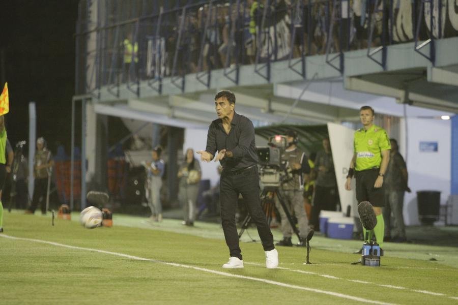 Gustavo Quinteros na beira do campo em Novo Hamburgo