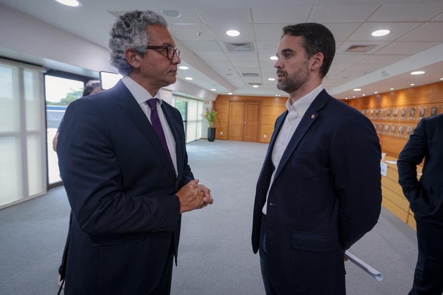 O governador Eduardo Leite e o l&iacute;der do governo na Assembleia, Frederico Antunes