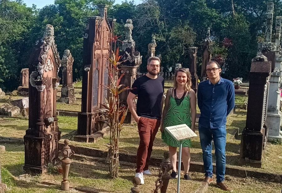 Ingrid (C), Cristiano (E) e Jorge trabalham no projeto