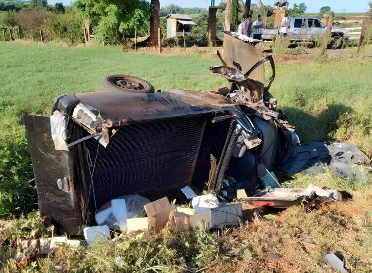 O Ford Courier ficou totalmente destru&iacute;do na colis&atilde;o