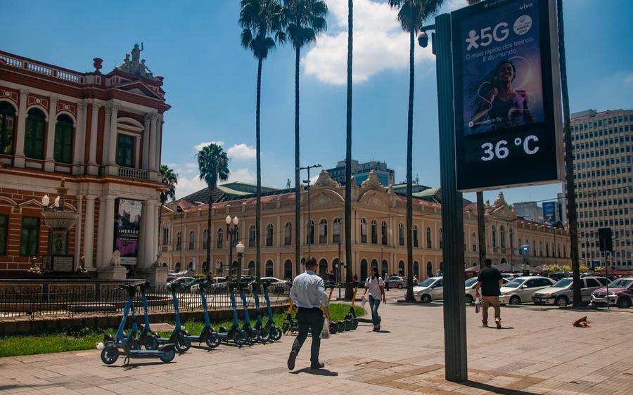 Term&ocirc;metro de rua marcava 36&ordm;C ao meio-dia desta segunda-feira em frente ao Pa&ccedil;o Municipal