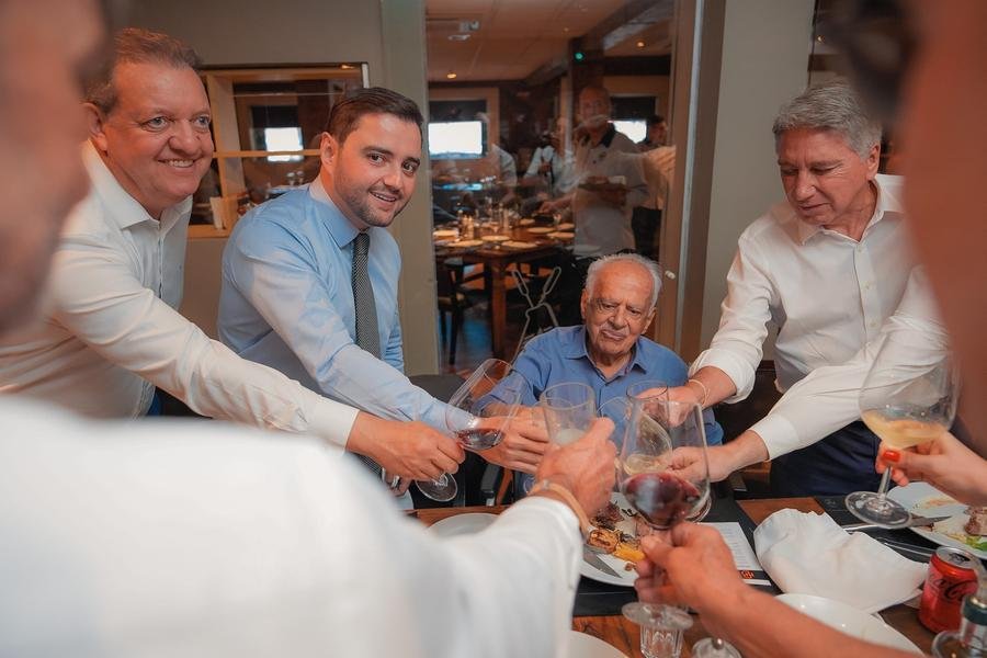 Almo&ccedil;o reuniu ex-governadores, o atual vice e deputados do MDB