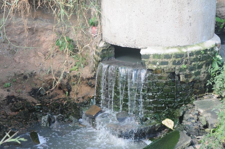 Fossa teve parte da estrutura quebrada para dar vaz&atilde;o ao esgoto, que corre diretamente para o Gua&iacute;ba
