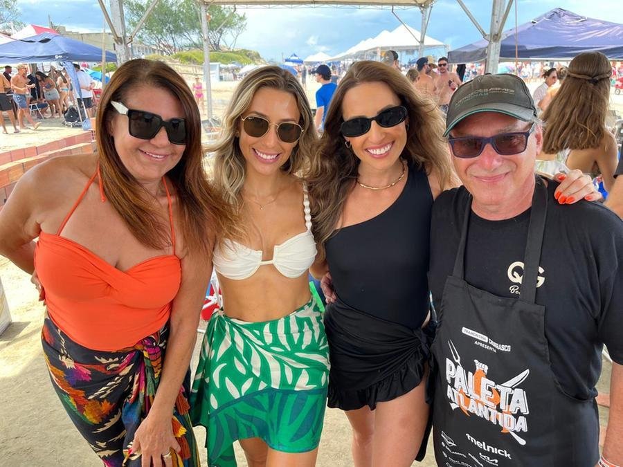Marizete com as filhas Paula e Fernanda, e o marido, Jorge Krug,&nbsp; na praia de Atl&acirc;ntida