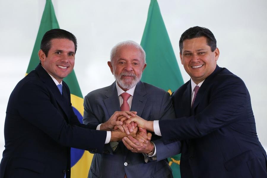Presidente da C&acirc;mara, Hugo motta (E), ao lado do presidente Lula da Silva e de Davi Alcolumbre, presidente do Senado (D)