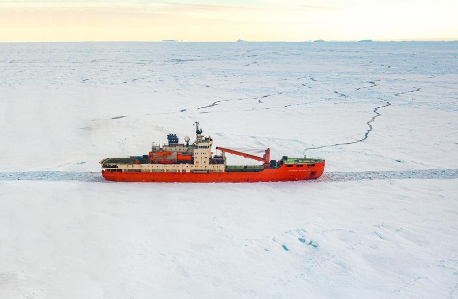 Pesquisadores ficaram a bordo do navio Quebra-Gelo russo Akademik Tryoshnikov, coletando amostras e realizando pesquisas
