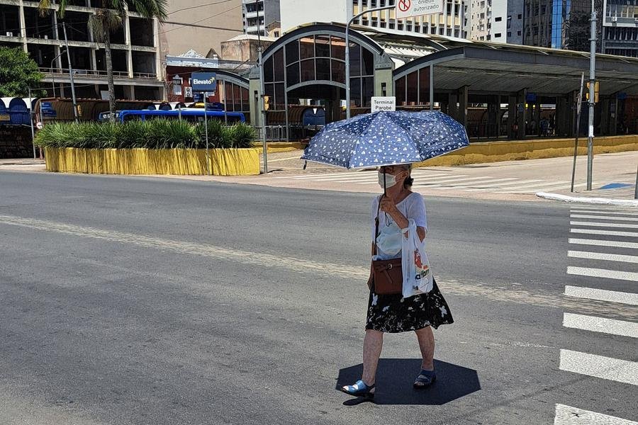 Forte calor em Porto Alegre faz com que pessoas usem guarda-chuva para se protegerem do sol