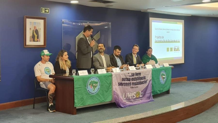 Secret&aacute;rio nacional de Economia Solid&aacute;ria, Ary Moraes durante a cerim&ocirc;nia de assinatura dos projetos para a reconstru&ccedil;&atilde;o das unidades de triagem atingidas pelas enchentes, com investimento de R$ 15 milh&otilde;es.