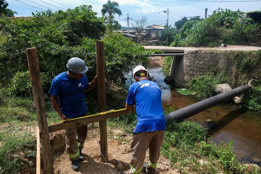 Trabalhadores demarcam as estacas da funda&ccedil;&atilde;o da nova ponte