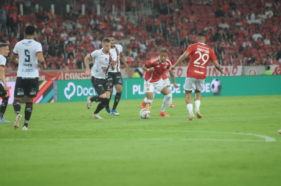 Inter assumiu a lideran&ccedil;a geral do Gauch&atilde;o ap&oacute;s golear o Brasil de Pelotas