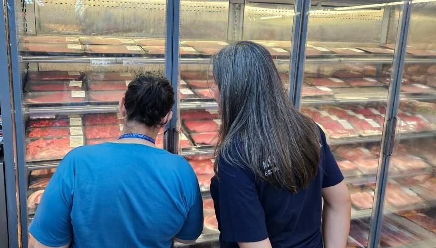 De acordo com o MPRS, outras irregularidades encontradas no estabelecimento foram produtos fora da temperatura adequada, alimentos vencidos, sem proced&ecirc;ncia e fatiados de forma incorreta