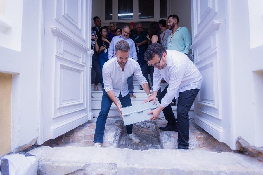 Vistoria e coloca c&aacute;psula do tempo no pr&eacute;dio da Casa Civil