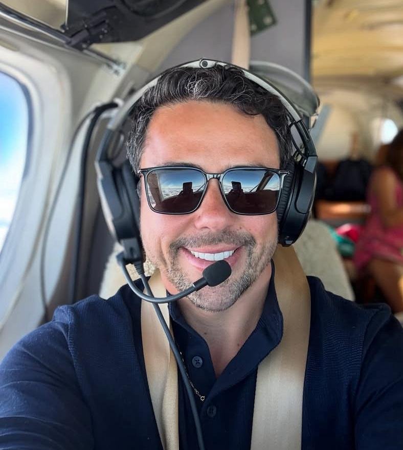 Márcio Louzada Carpena em postagem dentro de avi&atilde;o