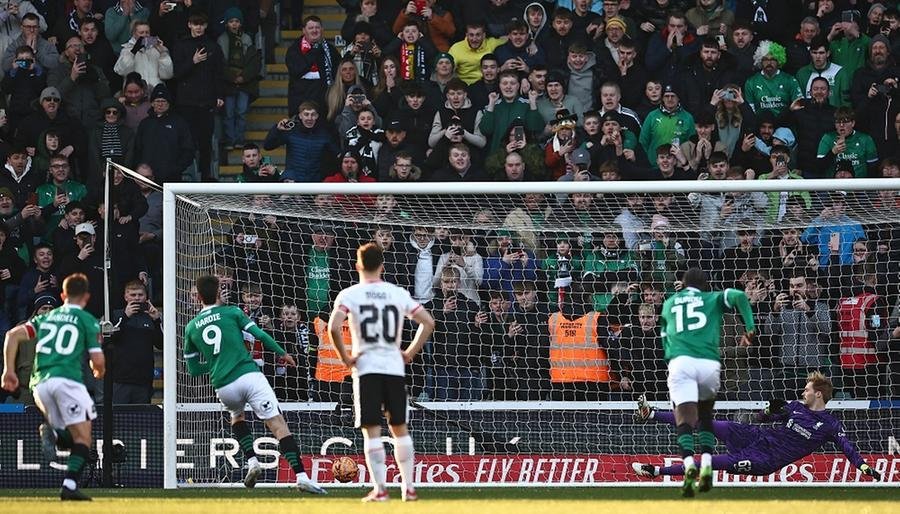Plymouth Argyle surpreendeu os favoritos e venceu nos acr&eacute;scimos