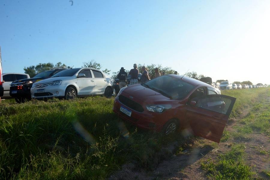 Ford Ka foi parar no canteiro central ap&oacute;s a batida