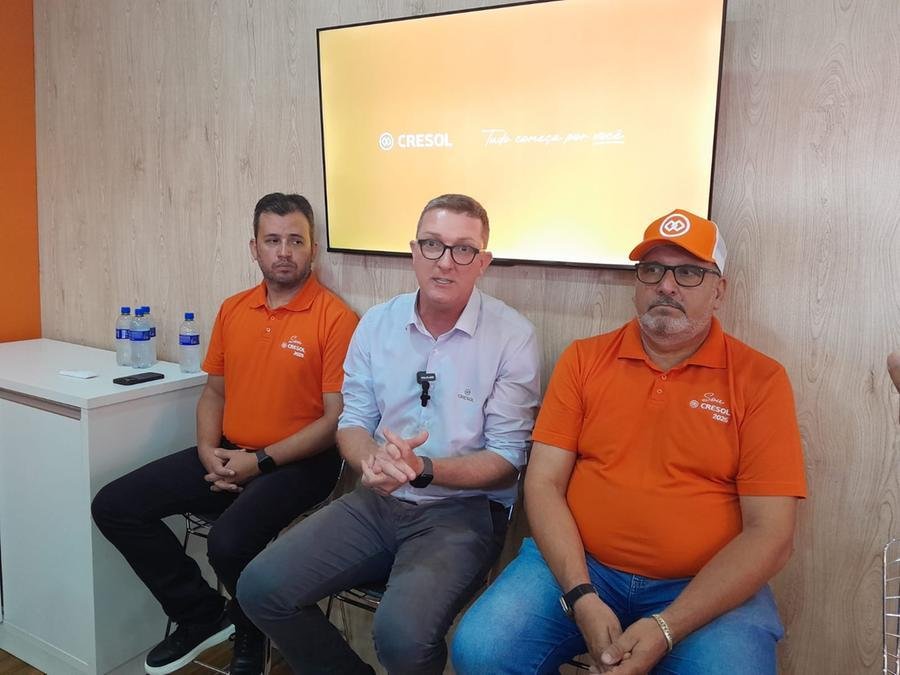 Da esquerda para a direita, o superintendente do Cresol Confedera&ccedil;&atilde;o, Marcio Falc&atilde;o, o presidente do Cresol Confedera&ccedil;&atilde;o, Cledir Magri, e o presidente da Central Cresol Baser, Alzimiro Thom&eacute;, durante coletiva da institui&ccedil;&atilde;o no Show Rural Coopavel, nesta segunda-feira, 10, em Cascavel (PR)
