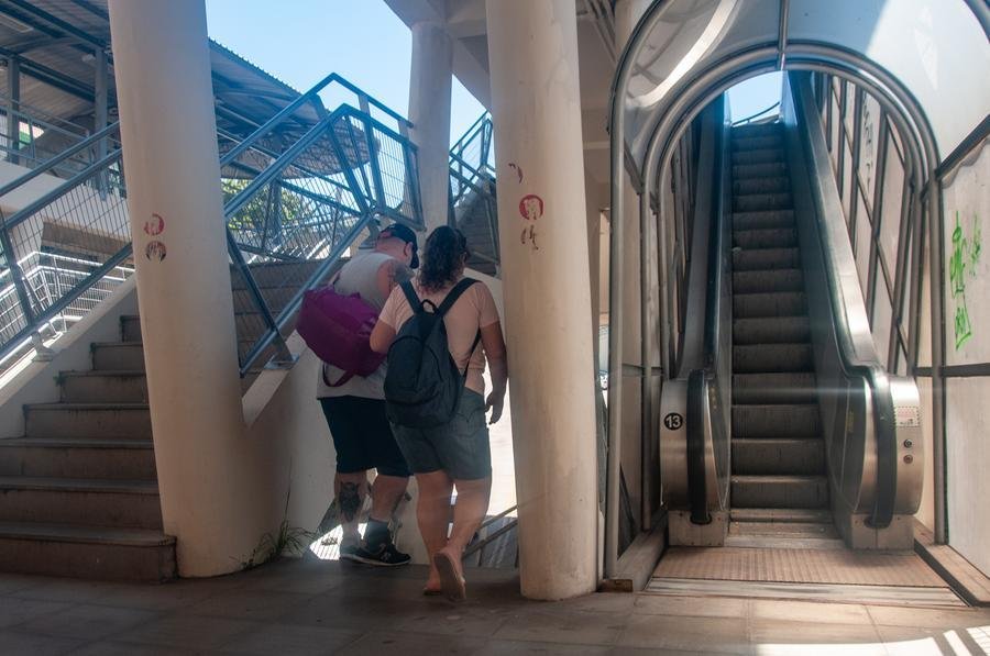 Augusto Oliveira e Elisa Souto utilizam as escadas todos os dias no terminal Mendes Ribeiro