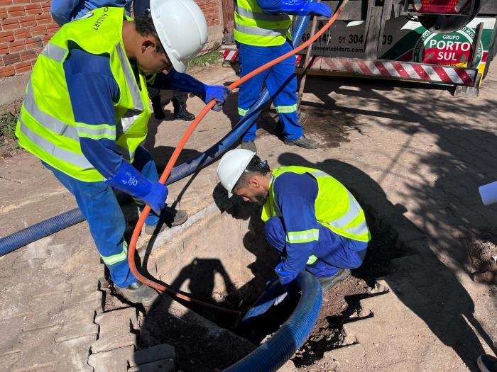 Limpeza da tubula&ccedil;&atilde;o na Rua Beira Lago, bairro Santo Afonso