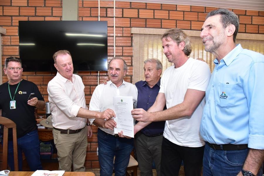 Dire&ccedil;&atilde;o da Coopavel recebe do deputado federal Zeca Dirceu (PT-PR) o registro do Minist&eacute;rio da Agricultura e Pecu&aacute;ria para o inoculante Azoscoop