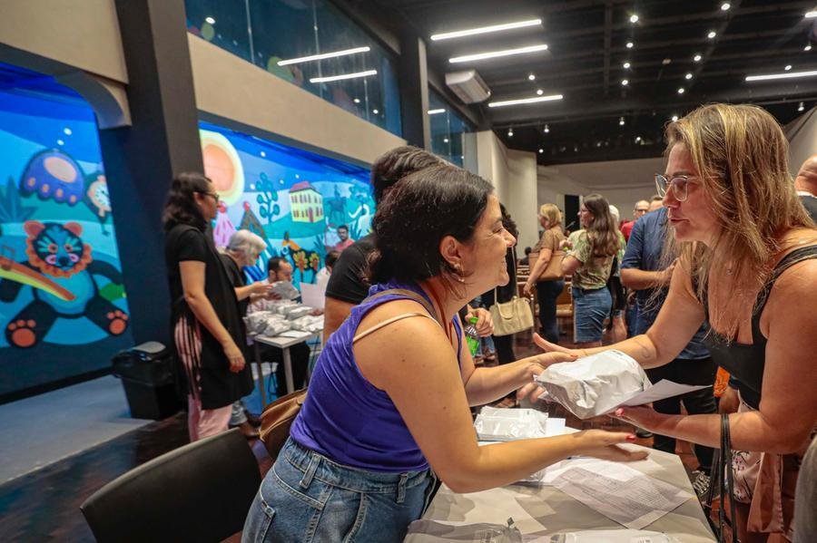 No evento, foram entregues os cart&otilde;es &agrave;s m&atilde;es de dois alunos matriculados em escolas municipais atingidas pela enchente de maio de 2024