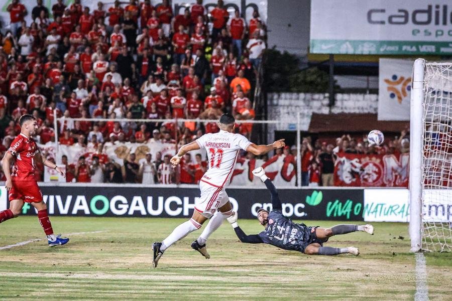 Vindo do banco, Wanderson marcou o terceiro gol e definiu o resultado